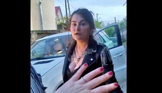 Под Одессой дама на евробляхе заблокировала дорогу, материлась и кидалась на людей