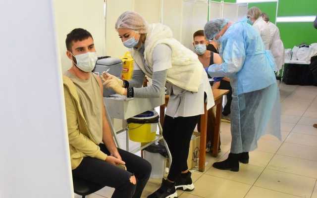 Вакцинация от коронавируса: две дозы прививки получили уже более 7 млн украинцев