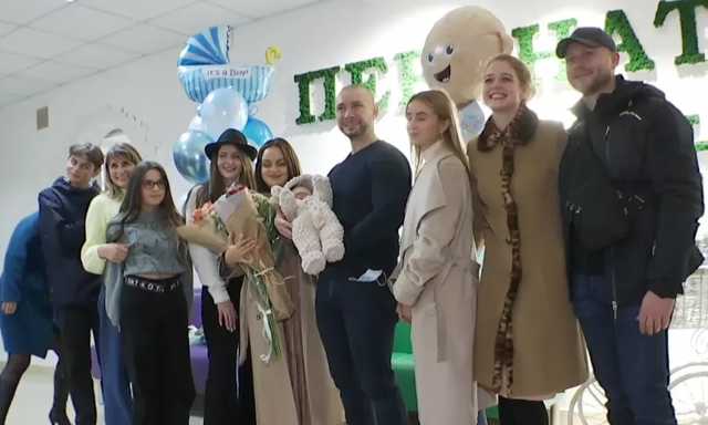 Маркив забрал новорожденного сына с женой из роддома: родители назвали имя малыша