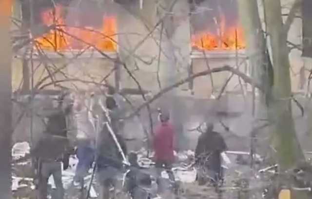 Люди прыгали из окон, спасая детей: в России прогремел мощный взрыв в доме