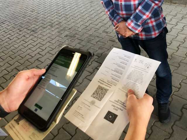 В Украине ковид-сертификаты проверяют специальные мобильные группы