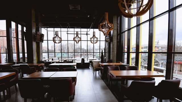 Кафе и рестораны красной зоны потеряли треть оборота за неделю