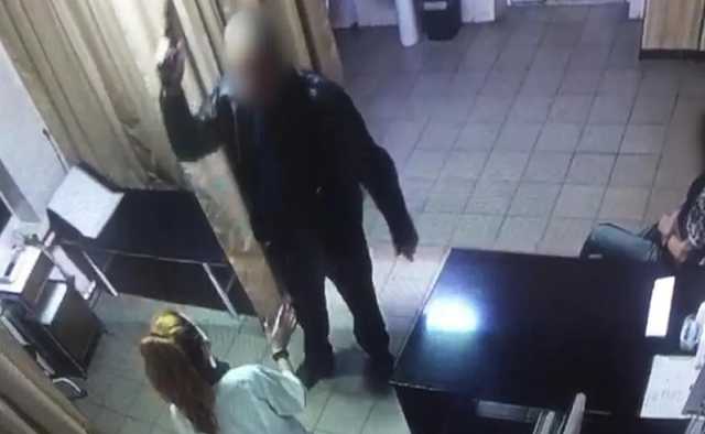 На Киевщине пьяный мужчина в больнице угрожал медсестре пистолетом