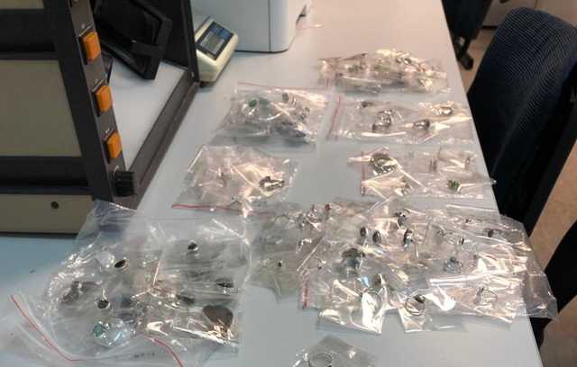 Пенсионерка и 20-летний парень пытались ввезти в Украину килограмм драгоценностей