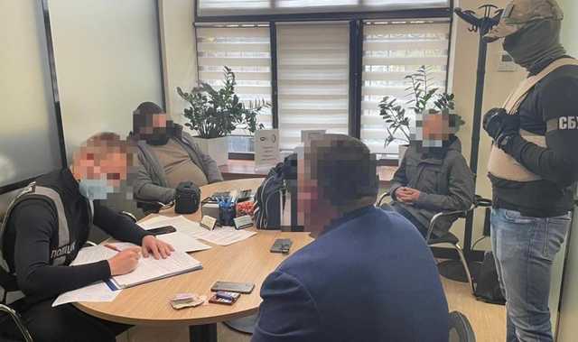 В Киеве задержали мошенников, пытавшихся продать чужую землю