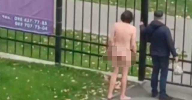 На территории ЖК в Киеве гулял голый мужчина