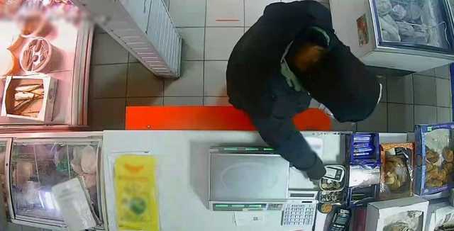 В Донецкой области мужчина в балаклаве и с пилой по металлу ограбил магазин