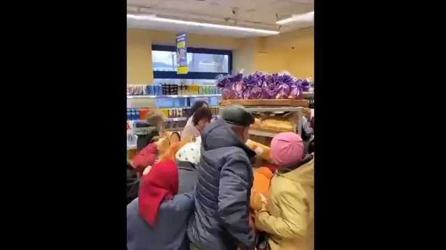 В Житомире пенсионеры толкаются в магазине, чтобы купить дешевый хлеб