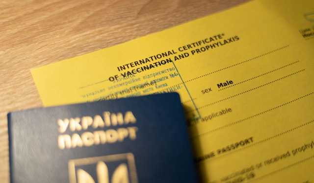 Украинцам светит 8 лет и 50 тысяч грн штрафа за фейковые COVID-сертификаты