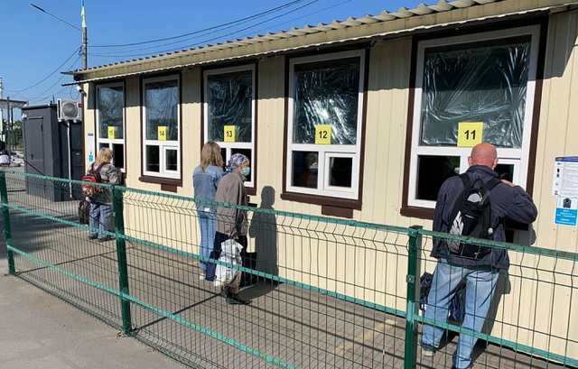 Пять из семи КПВВ на Донбассе заблокированы
