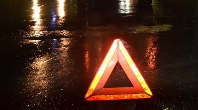 В Киеве авто вылетело с дороги и протаранило ларек, пострадал продавец