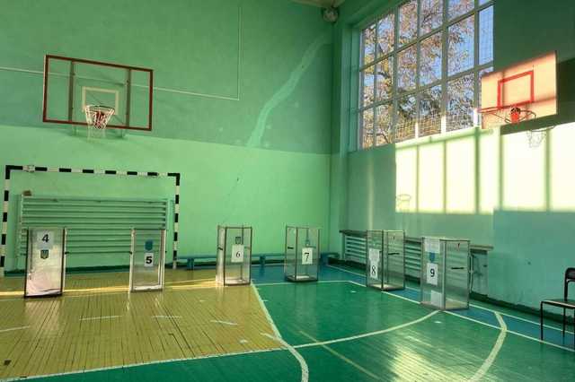 Первое нарушение на выборах в Харькове: мужчина фотографировал бюллетень