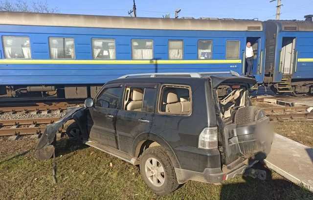 На Харьковщине поезд протаранил авто, водитель которого пыталась "проскочить" переезд