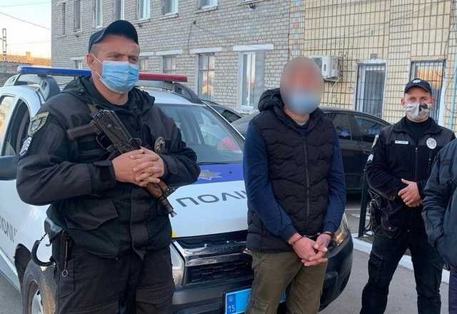 На Миколаївщині поліцейські розшукали нападника, який вчинив розбій та ховався у лісосмузі