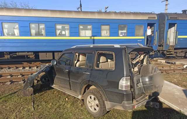 В Харьковской области автомобиль депутата облсовета попал под поезд