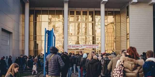 "Будем стоять хоть до утра": киевляне массово вакцинируются перед красной зоной