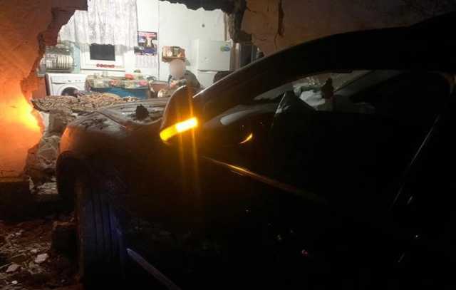 На Одещині через щільний туман авто протаранило будинок пенсіонера і "припарковалось" у кухні