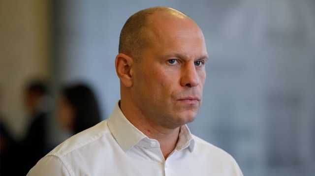 В Киеве остановили автомобиль Кивы, машину окружили силовики