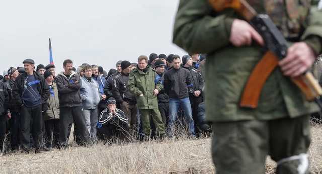 Кремль під загрозою в’язниці буде силою забирати мешканців окупованого Донбасу на військову службу