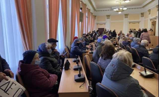 Жители Полтавы пикетировали горсовет из-за холода в квартирах