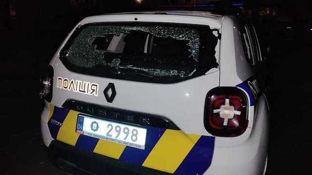 В Каменском мужчина дерзко разбил авто полиции: перед этим прятался в засаде