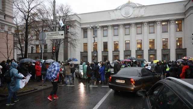 Под Радой проходит митинг "антивакцинаторов"