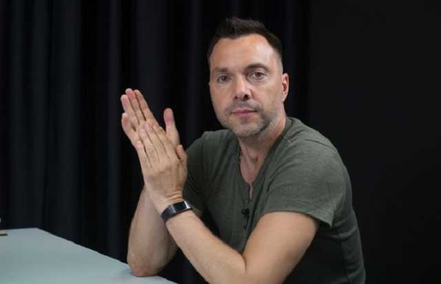 Арестович рассказал, кто заменит Резникова в составе украинской делегации в ТКГ