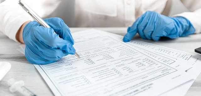 В Украине уволили трех врачей за подделку COVID-сертификатов