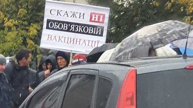 Из-за протеста антивакцинаторов в киевских пробках застряли скорые и врачи