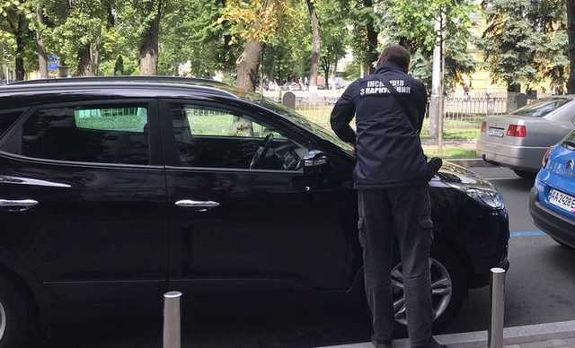Поліція розслідує евакуаторні побори КМДА з водіїв за неправильне паркування