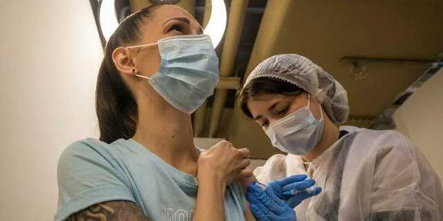 В Латвии разрешили увольнять непривитых от коронавируса