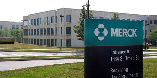 Великобритания первой в мире разрешила использовать противовирусный препарат для лечения COVID-19