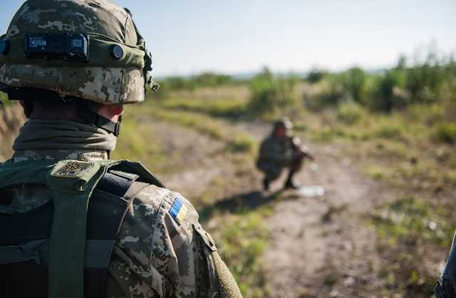 Боевики на Донбассе обстреляли из минометов пункт пропуска "Золотое"