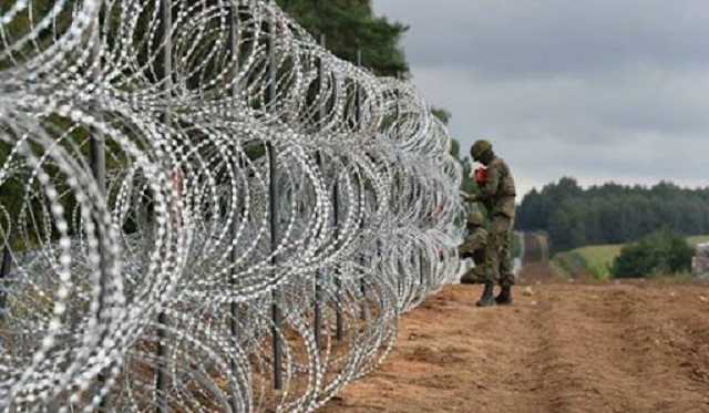 Поляки сфотографировали белорусских пограничников с инструментом для резки заграждений