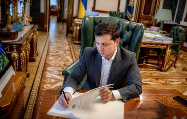 Зеленский подписал закон об олигархах
