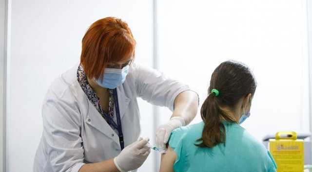 Отстраненным от работы за отказ от COVID-вакцинации не будут оплачивать больничные