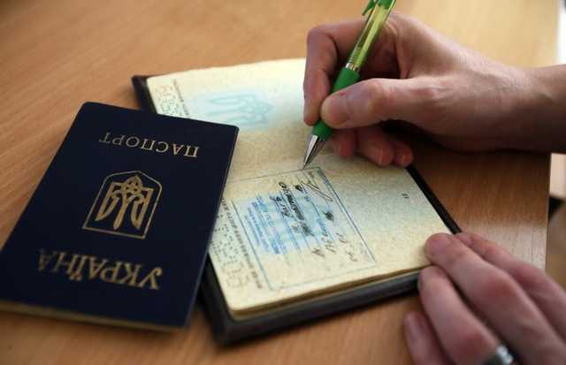 Депутаты отменили прописку в бумажных паспортах