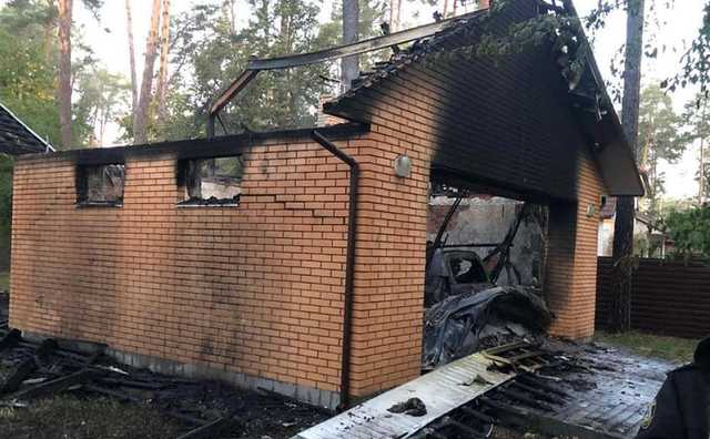 "Перестарались": под Киевом сожгли дом и гараж с машинами популярного блогера
