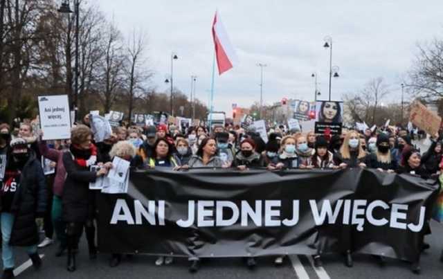 В Польше прошел массовый протест после смерти беременной