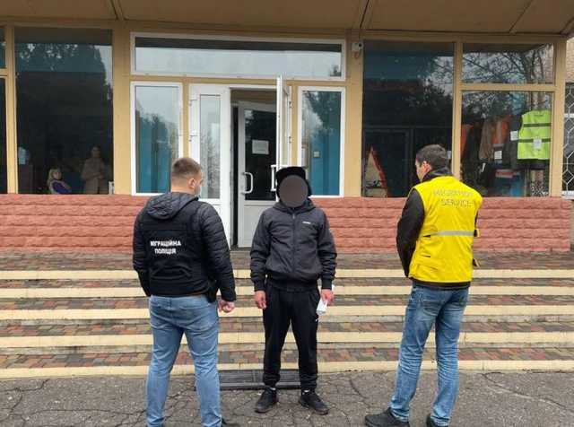 Из Запорожья выдворили иностранца с несколькими судимостями