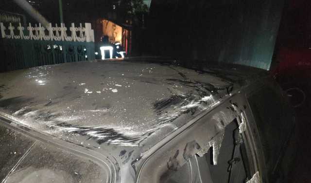 На Запоріжжі п’яний чоловік підпалив авто, дружину та себе