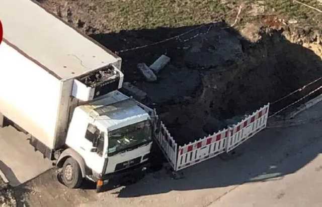В Киеве грузовик угодил в яму, разрытую накануне коммунальными службами