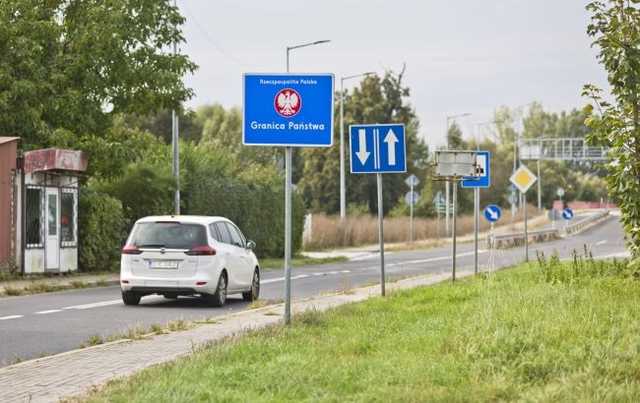 Польша заявила о приближении большой группы белорусских силовиков к лагерю мигрантов