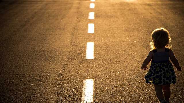 В Харькове пьяная мать уронила ребенка, переходя дорогу в неположенном месте