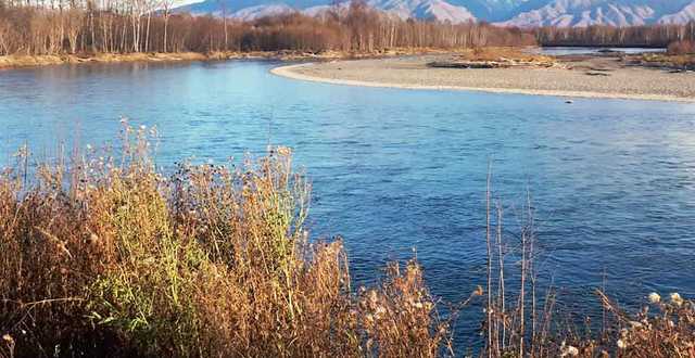 «Тут мелко, не ссы»: Россияне погибли, пытаясь пересечь реку на внедорожнике