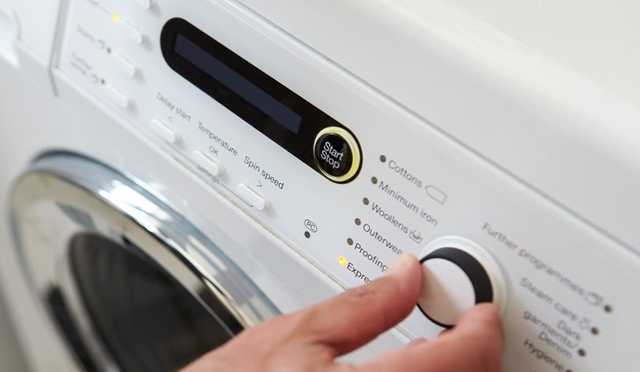 В центрі Одеси молодик роздягнувся й намагався випрати одяг у магазині електроніки