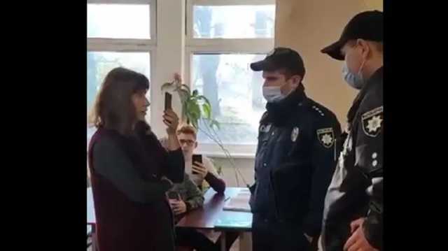 В школу Александрии пришла полиция из-за восьми невакцинированных учителей