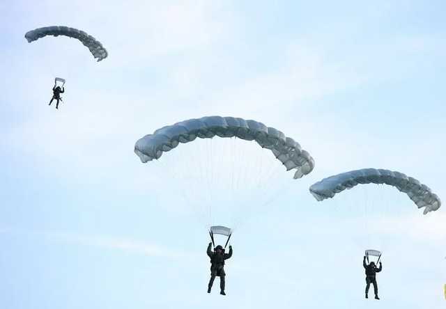 Российские и белорусские десантники высадились вблизи места скопления мигрантов