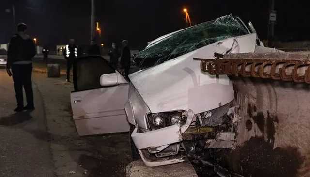 В Днепре легковушка впечаталась в бетонный забор: есть пострадавшие