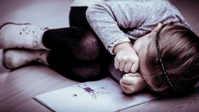 Замотали руки, ноги и заклеили рот: под Полтавой воспитатели издевались над 4-летней девочкой